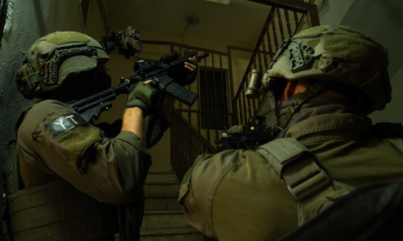 צה"ל עצר מחבלים שזרקו בקבוקי תבערה לעבר רכב