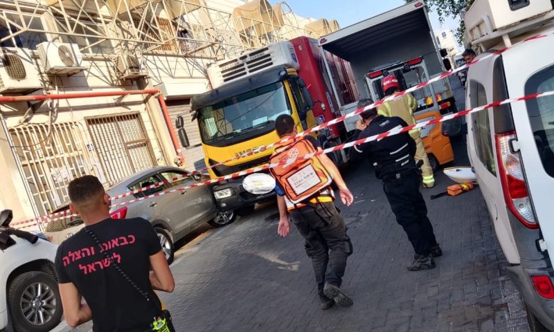 חולון: נהג משאית נמחץ למוות ממשאיתו