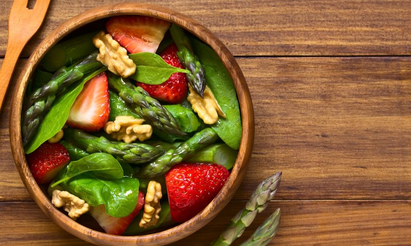 השילוב שלא ידענו שאנחנו צריכים: סלט אספרגוס ותותים