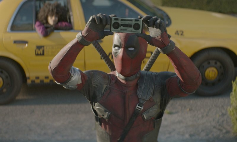 דדפול 2 &bull; מצחיק, אלים ובעיקר חסר מעצורים