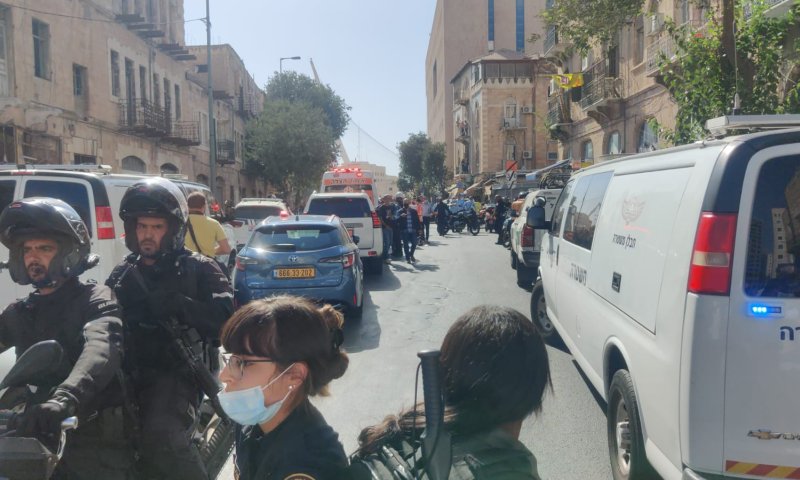 תיעוד הפיגוע: המחבל קונה שתיה ויוצא לדקור &bull; צפו