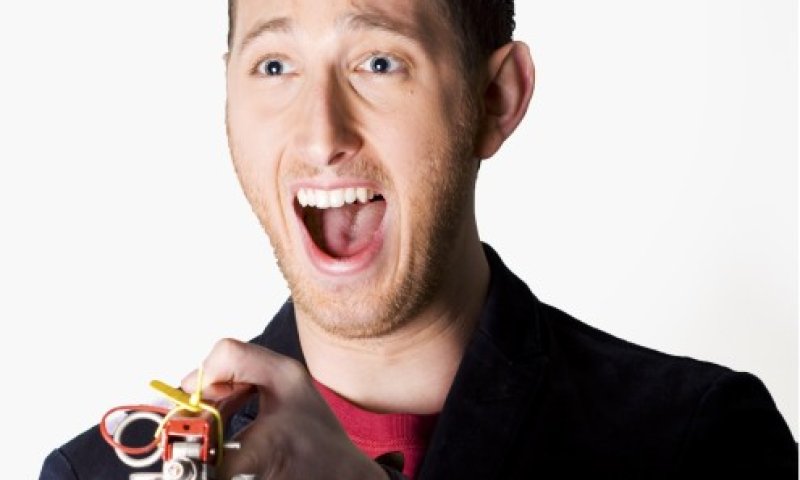 יונתן ברק מופיע ב'גולה' פתח תקווה