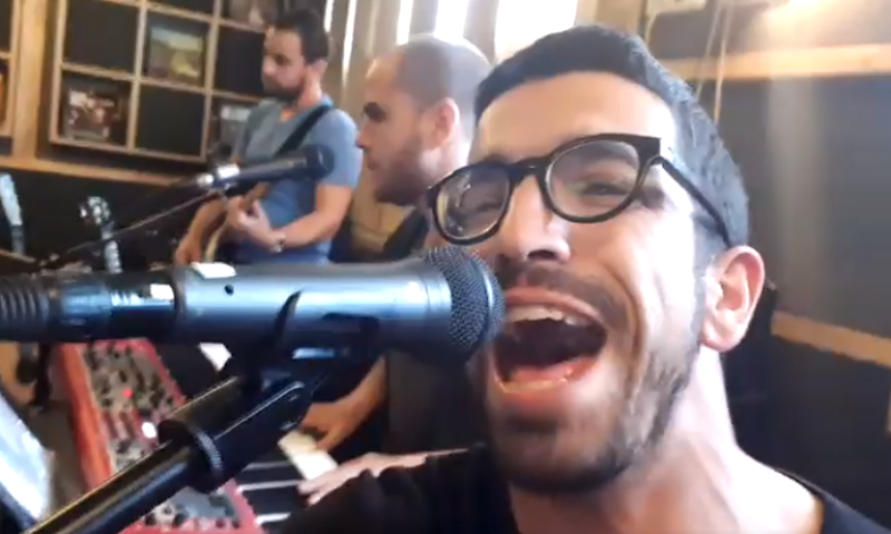 גדול: כשחנן בן ארי עשה ישי ריבו&bull; צפו