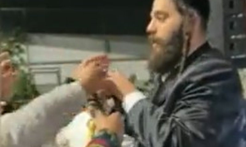 צפו: ראש העיר תועד מחלק סיגריות לקטינים בני 15