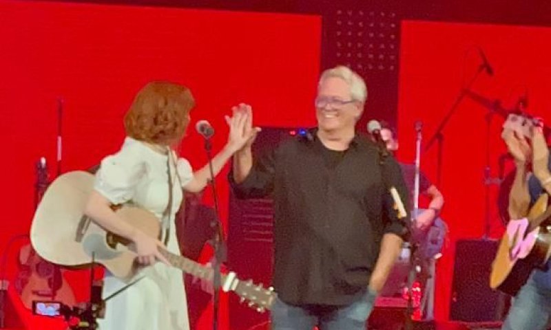 צפו: שלמה ארצי מבצע את 'ילד מטריה' בקיסריה