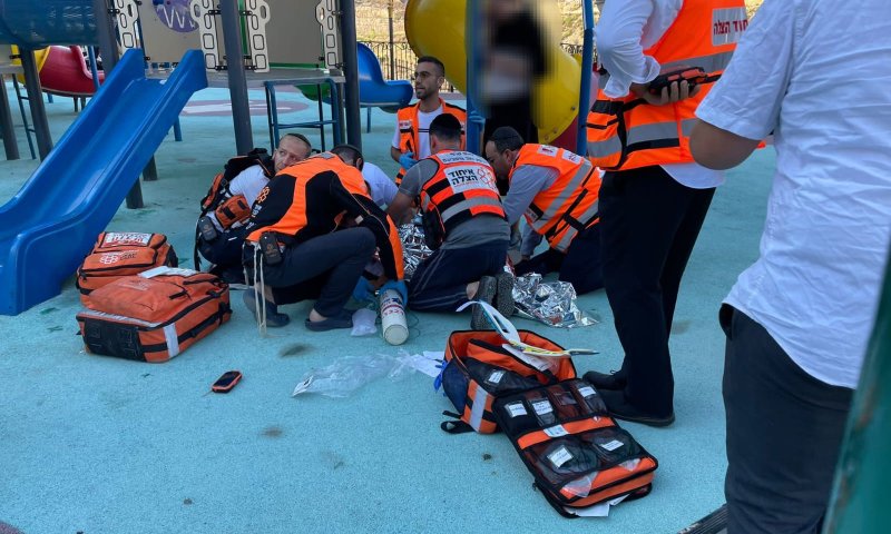 בן 7 נפל מגג מתקן מגלשה בגן שעשועים בגבעת זאב