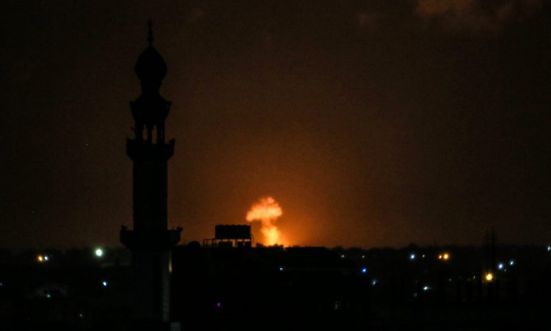 בתגובה לבלוני התבערה: צה"ל תקף ברצועת עזה