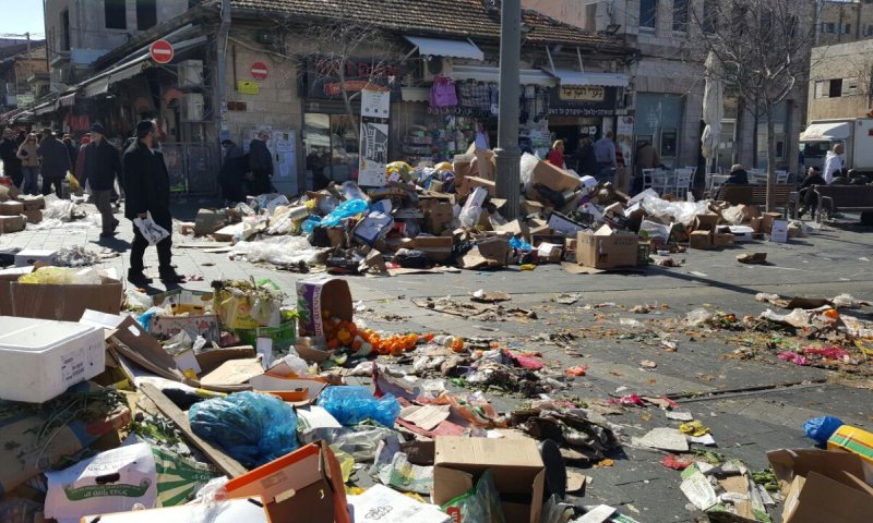 צפו: ערימות הזבל עצרו את הרכבת הקלה