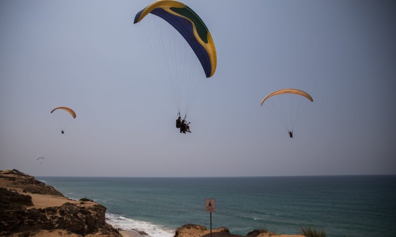 נתניה: מצנח רחיפה התרסק בטיילת, שתיים נפצעו בינוני