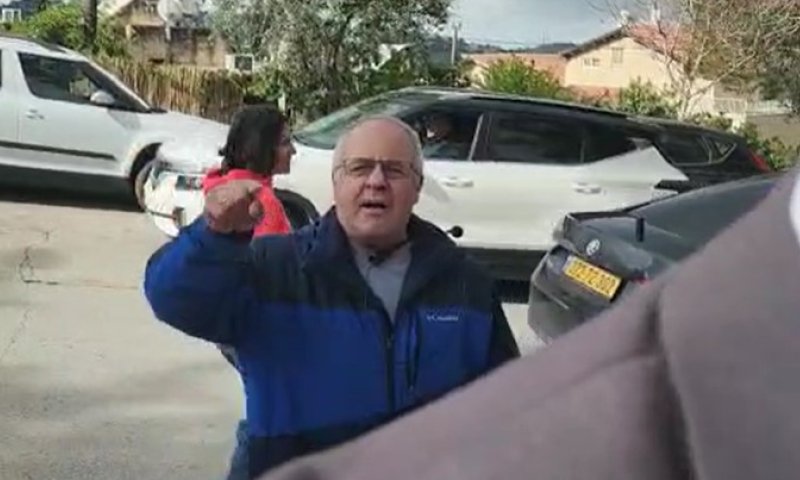 מפגינים הקיפו את בן גביר באמצע הרחוב. צפו