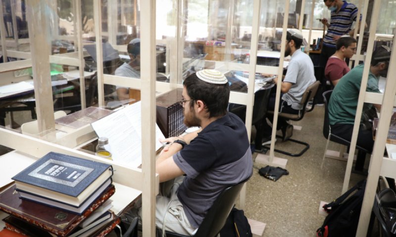 מימין ומשמאל בלמו פגיעה בלימודים בישיבות ההסדר