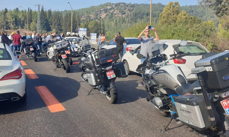 צפו במחאת הערבים: ח"כ אחמד טיבי חוסם את כביש 6