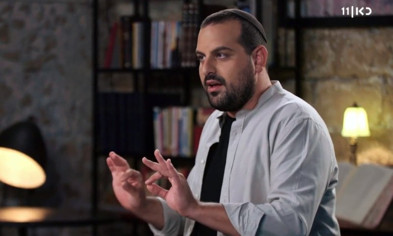 "ככה הבן של הרב הולך?"| עקיבא מספר על הילדות