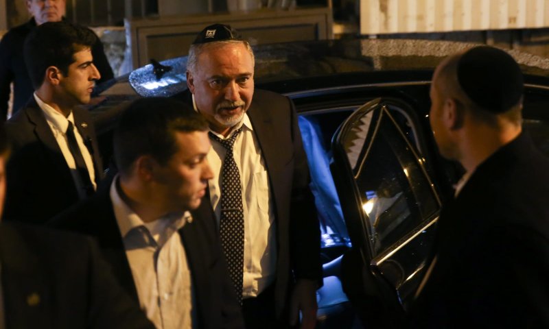 תיעוד &bull; ליברמן הותקף מחוץ לשבעה: "תתבייש", רוצח"