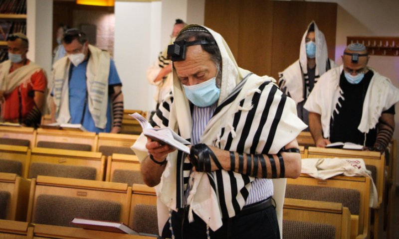 "לגרש מבית הכנסת אנשים ללא מסכה; הם רוצחים"