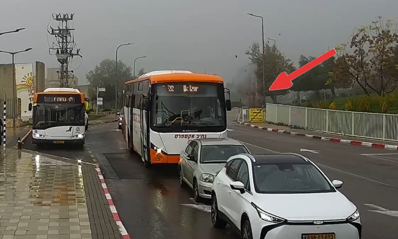 תיעוד: רגע פגיעת הטיל ליד ביה"ח זיו בצפת