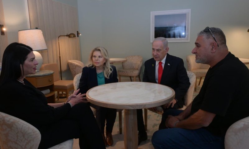 תיעוד ראשון של נתניהו בארה"ב: מפגש עם הוריו של רן גויאלי