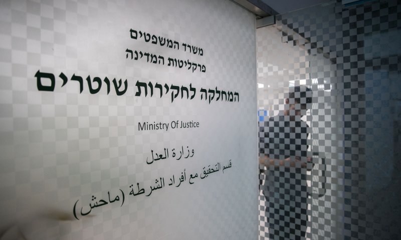 שוטר מואשם: סטר ונגח בראשה של נערה בסיכון