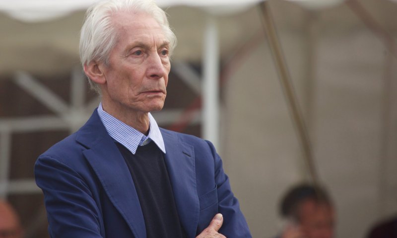 מתופף ה"רולינג סטונס", צ'ארלי וואטס, מת בגיל 80