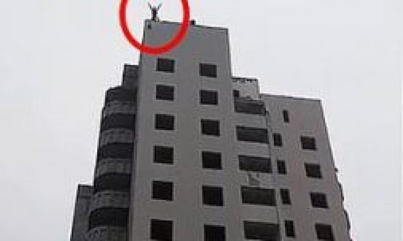 טרגדיה באוקראינה: נער קפץ מבניין עם מצנח- ונהרג