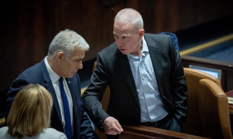 נחשפה ההתכתבות בין גלנט ללפיד בזמן ההצבעה