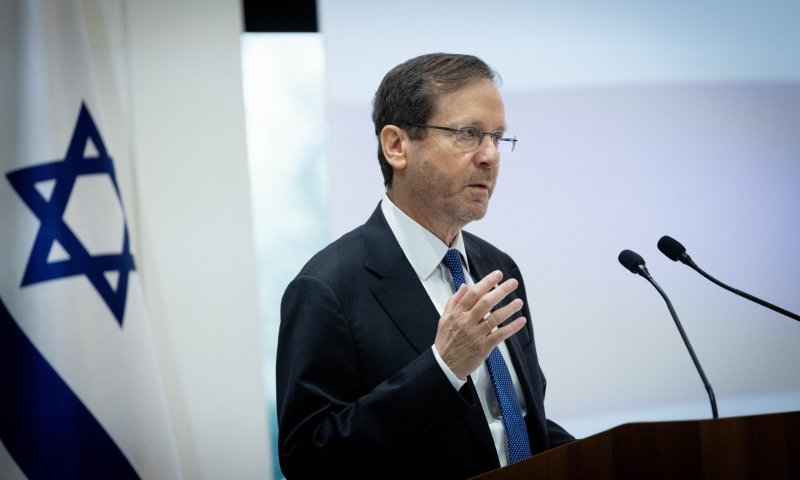 לחץ עולמי: 3 חטופות יגיעו עם הרצוג לוועידת מינכן