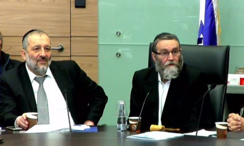 גפני באיום לקואליציה: "לא נצביע על חוקים הזויים"