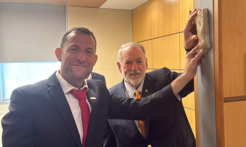 צפו: האקבי ודגן קבעו מזוזה מאבני השומרון בדלת לשכת השגריר