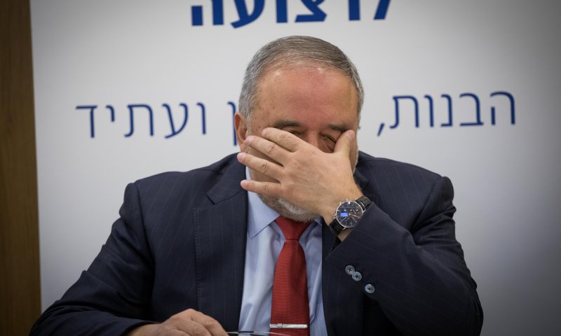 שר הביטחון? ליברמן מתעלם מטרור העפיפונים