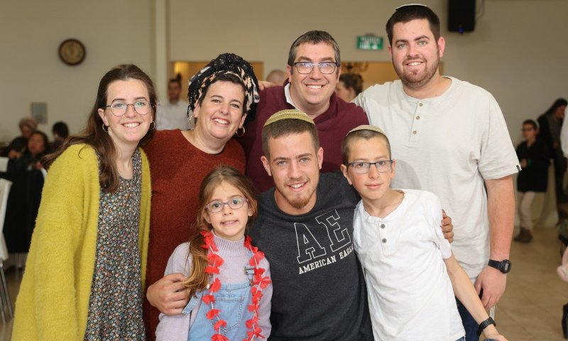 חברי הנרצחים קוראים תהילים בזירת הפיגוע. תיעוד