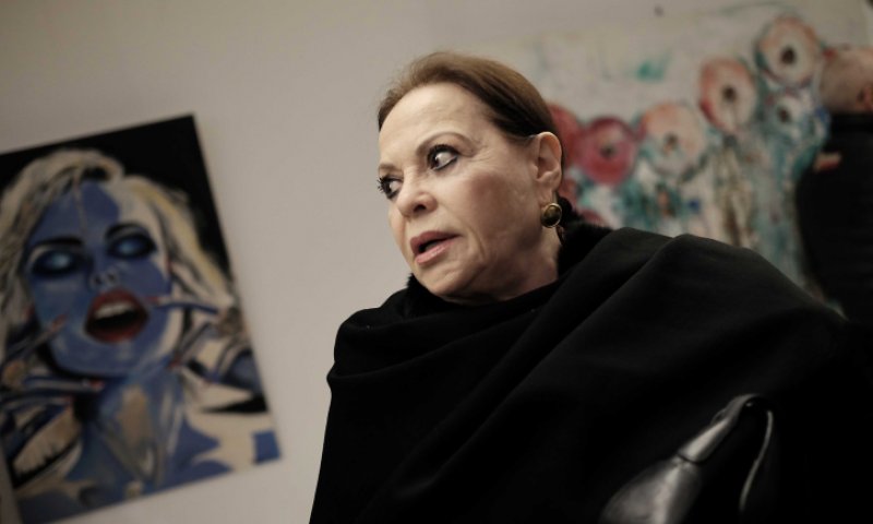 גילה אלמגור נפלה באמצע הצגה; הקהל פוזר לביתו