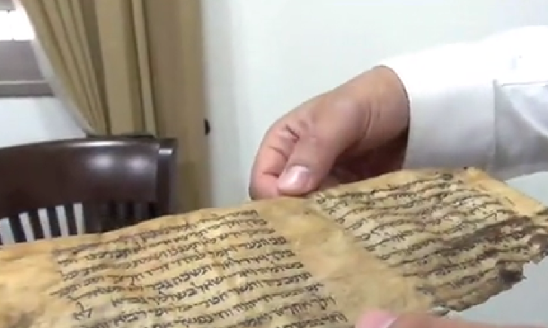 מרתק: כך הובאו כתבי יד עתיקים מתימן. צפו