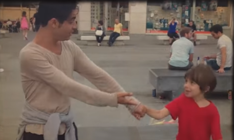 ילד של אבא: אביב גפן שר לראשונה לבנו הקטן