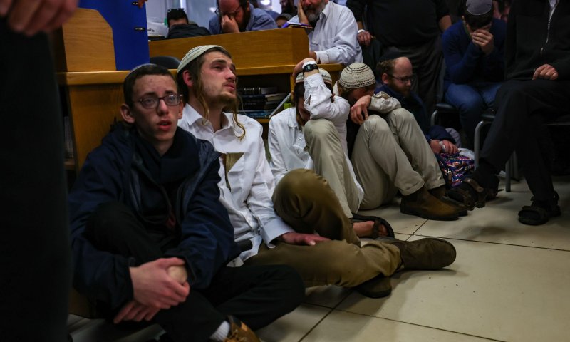 בדמעות: התלמידים נפרדים מהרב דרוקמן | צפו בתיעוד