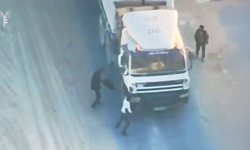 צפו: מחבלי חמאס בזזו משאיות סיוע וחוסלו מהאוויר