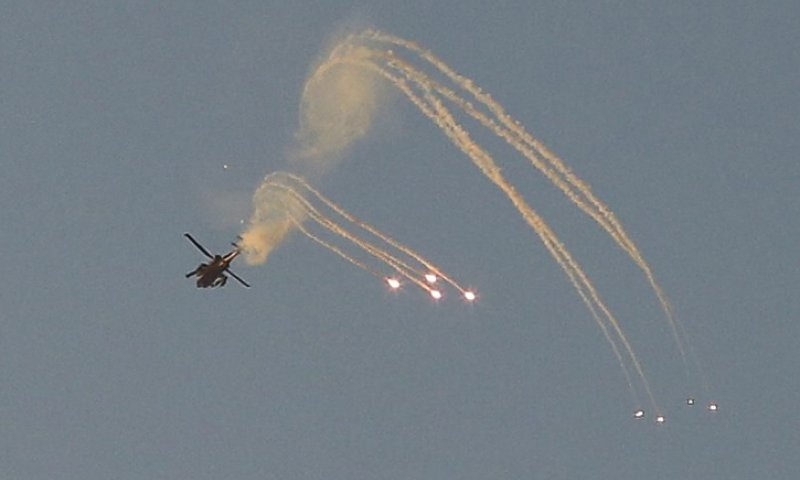 המקלטים, התקיפות והיירוטים: מלחמה בתמונות