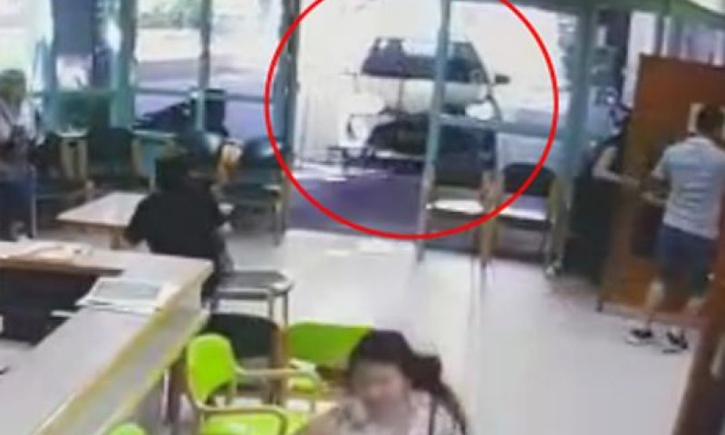 איבדה שליטה ודהרה עם רכבה לתוך בית אבות. צפו