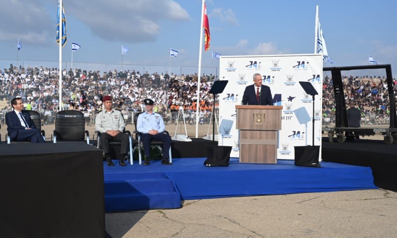 גנץ: "נערכים לאפשרות של תקיפה באיראן"