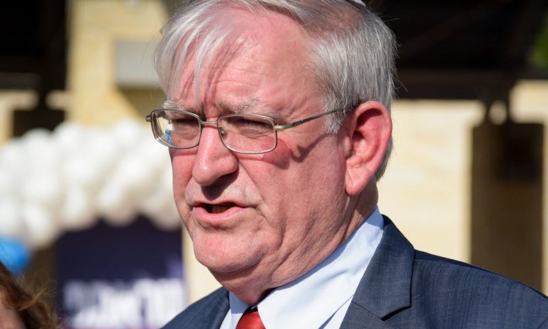 ביקורת מבית: מארק צל נגד היוזמה של טראמפ