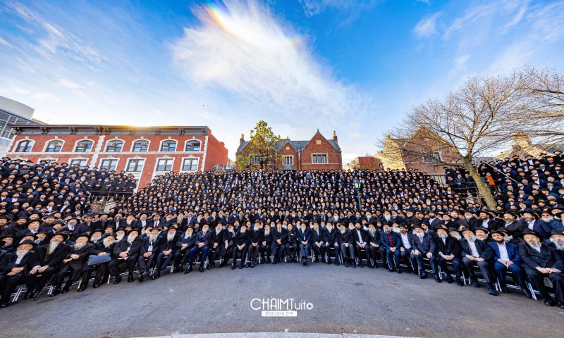 לימין הרבי: אלפי שלוחי חב"ד בתמונה המסורתית
