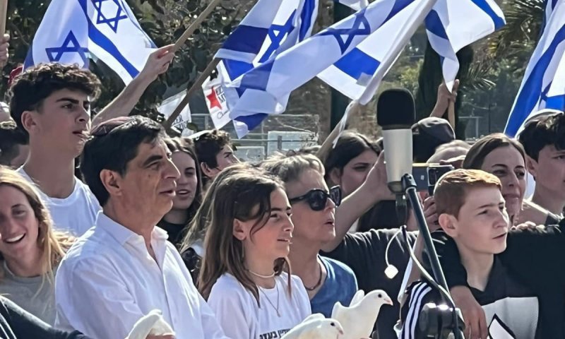 צפו: שירת המונים לציון יום הולדתו של הדר גולדין