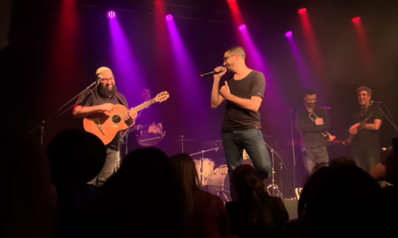 צפו: הדבר המרגש שגרם לחנן בן ארי לפנות את הבמה