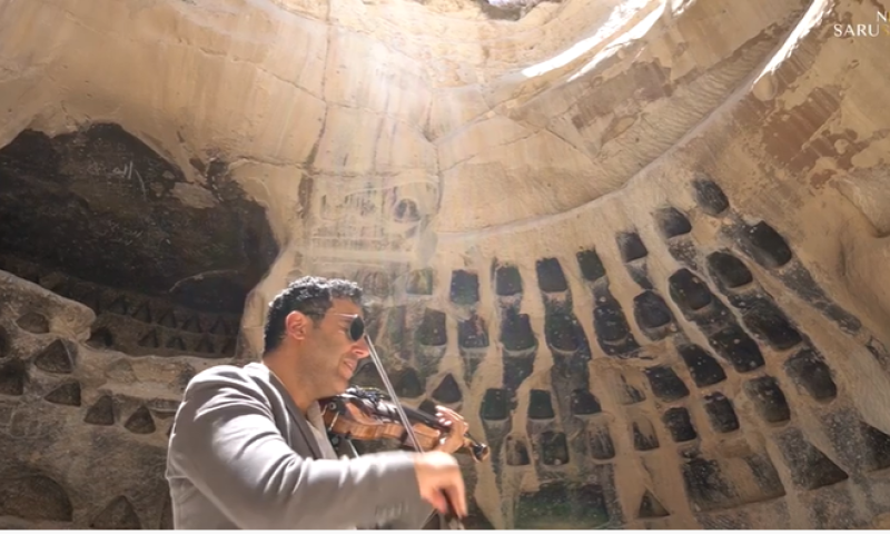 ביצוע כזה ל'שבט אחים ואחיות' עוד לא שמענו. צפו