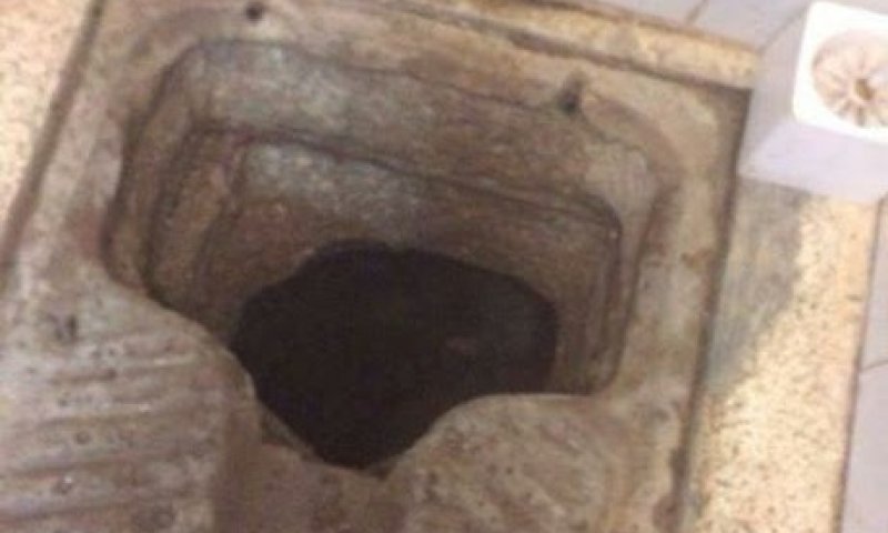 אסירים בטחוניים חפרו מנהרה בשירותי הכלא