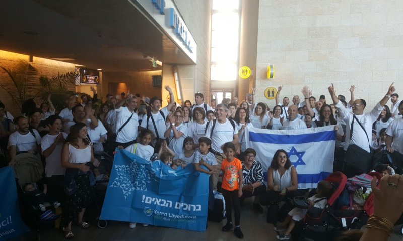 מרגש: 150 עולים חדשים מצרפת נחתו בישראל. צפו