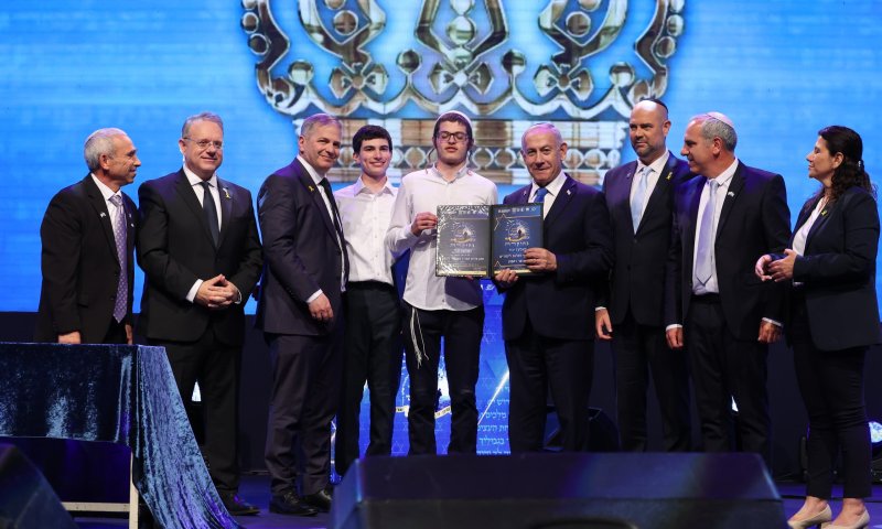 אלעד יניר מפ"ת הוא חתן התנ"ך העולמי לשנת תשפ"ה