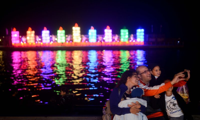 צאו לחגוג: מדריך אירועי חנוכה לדתיים במרכז