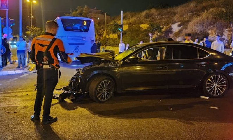 רכבו של השר חיים ביטון היה מעורב בתאונה; אביו נפצע קשה