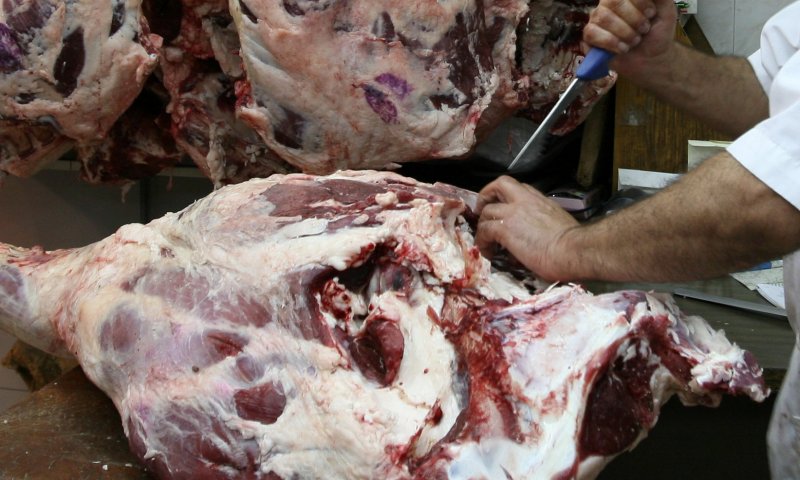 תאונה במשחטה: פועל מעד על סכין קצבים ונהרג