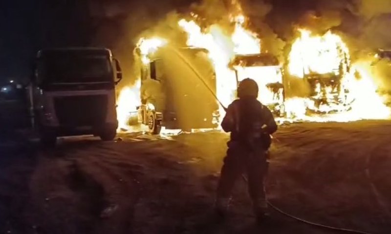 רמלה: חניון משאיות הועלה באש; נזקים במיליונים